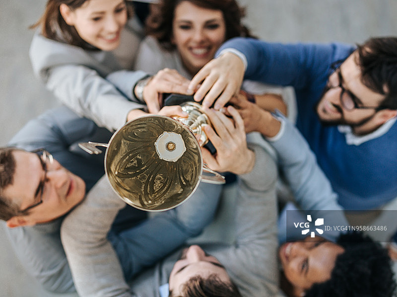 赢得商业成就奖杯图片素材