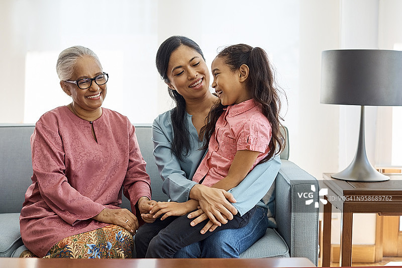 微笑的多代同堂家庭坐在家里图片素材