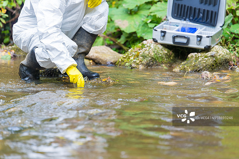 科学家检测有毒的水图片素材