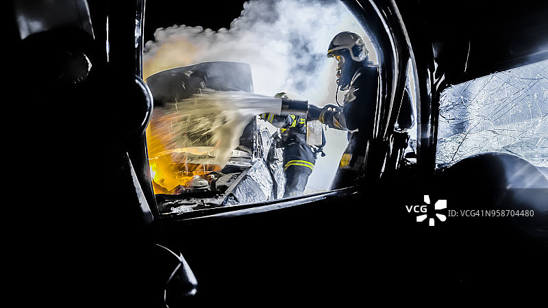 消防员使用灭火器图片素材