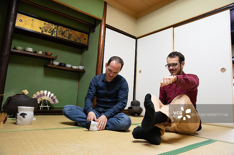 腿麻了图片素材