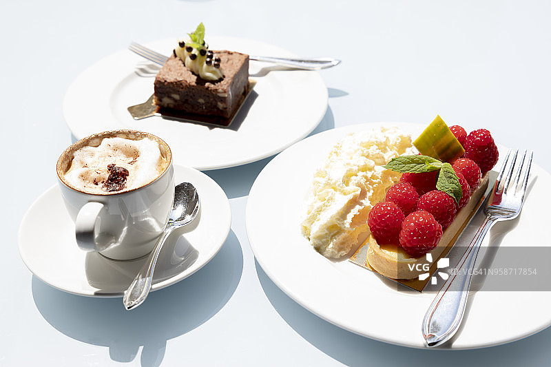 覆盆子巧克力奶油蛋糕图片素材