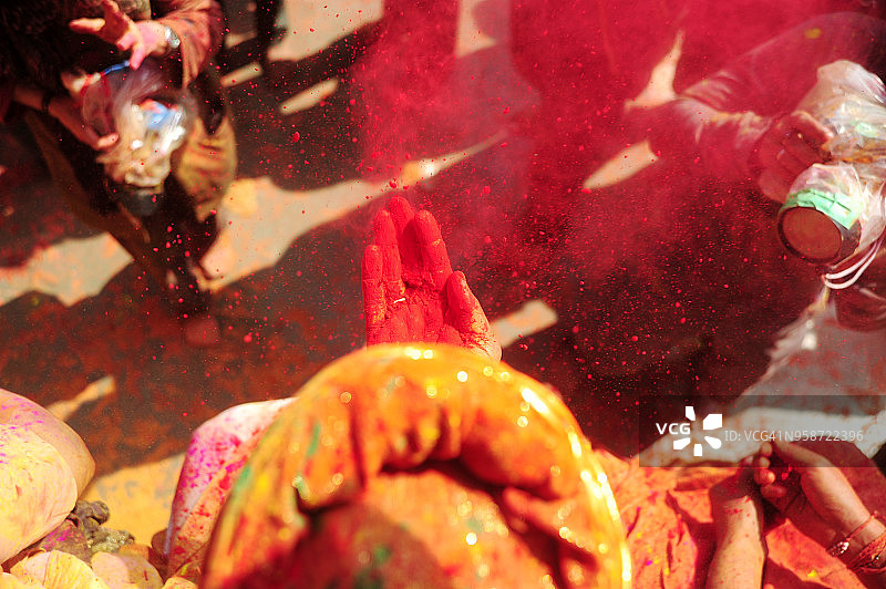 洒红节：色彩的节日图片素材