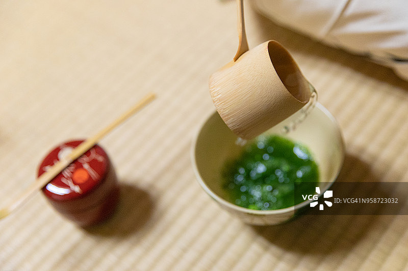 将热水倒入茶碗图片素材