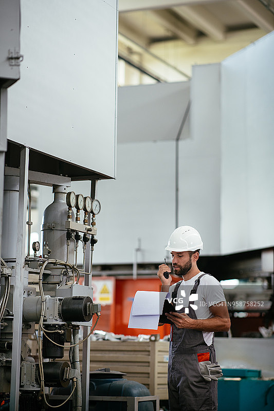 使用对讲机检查压力的工程师图片素材