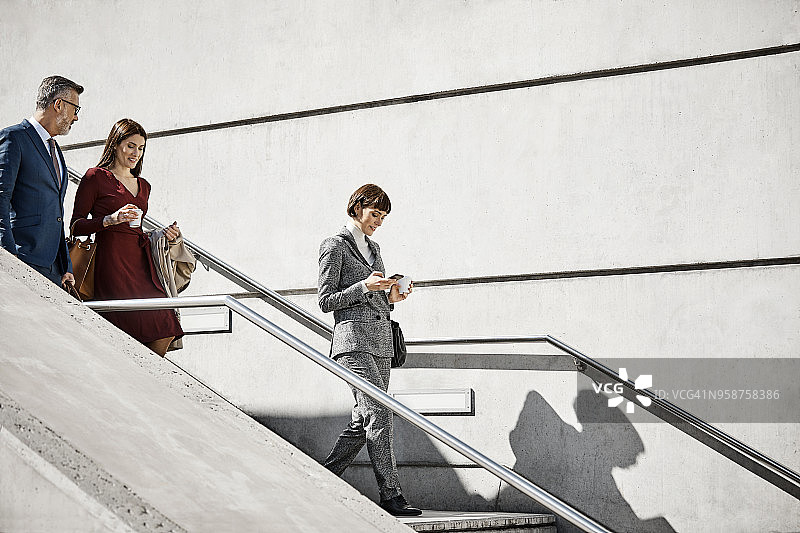 男女同事走下台阶图片素材