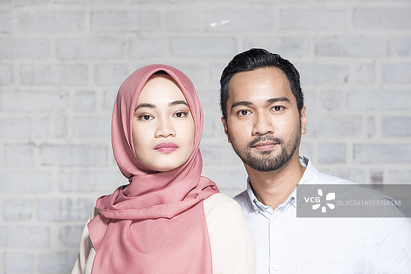 一对年轻夫妇的肖像图片素材