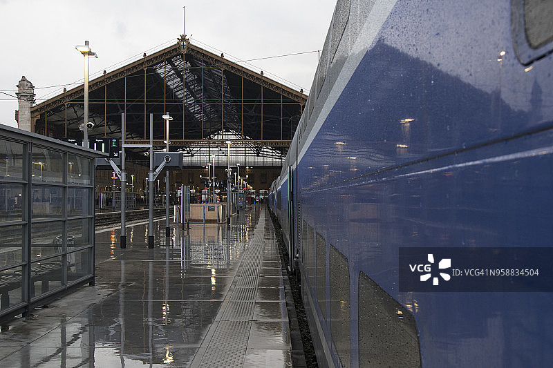 火车站站台与火车图片素材