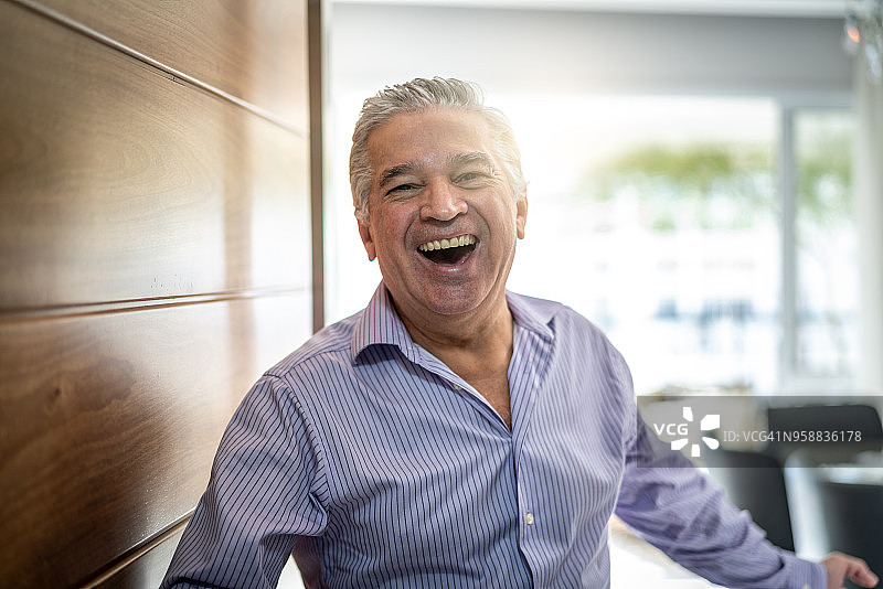 中年男人打开前门欢迎回家图片素材