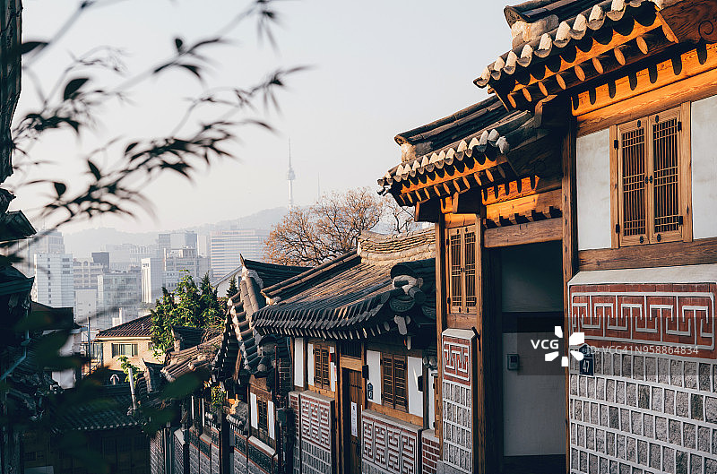 日出时分的韩国首尔北村韩屋村街道图片素材