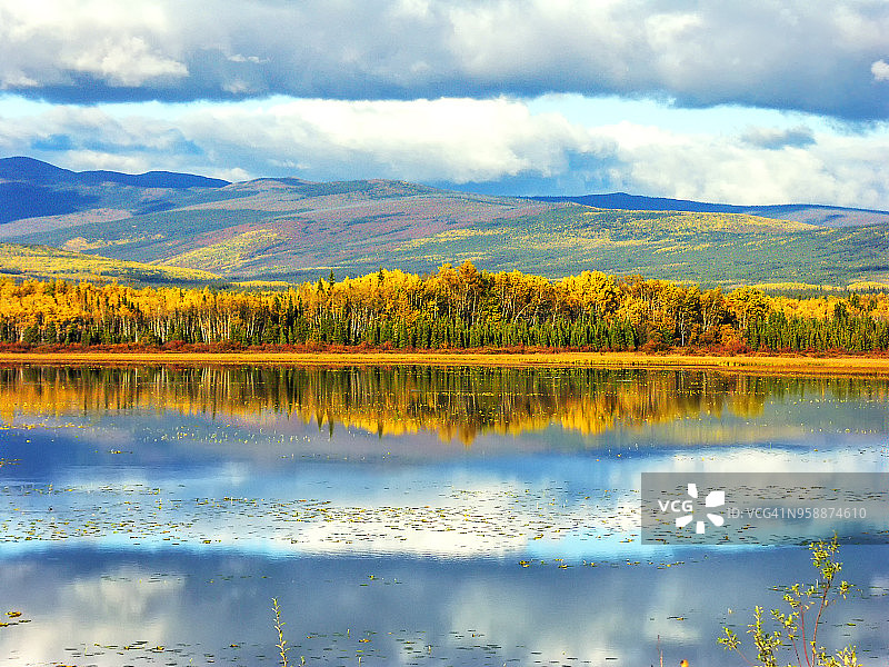 加拿大育空地区砾石湖中的云倒影图片素材