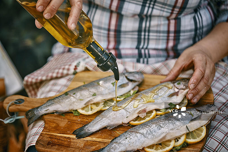 准备柠檬欧芹烤鱼图片素材