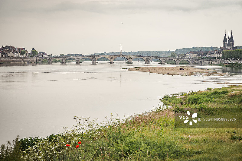 法国布卢瓦的雅克-加布里埃尔拱桥和圣尼古拉斯教堂图片素材