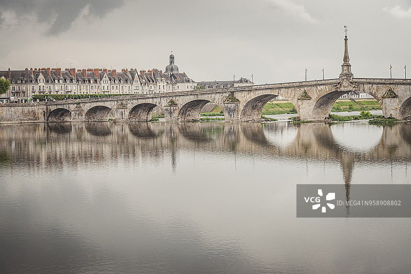 法国布卢瓦卢瓦尔河上的雅克·加布里埃尔桥图片素材