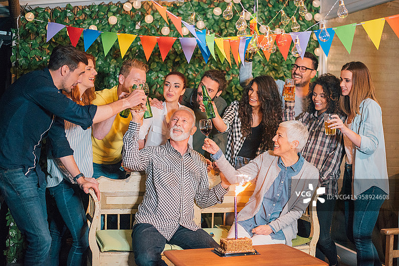 快乐的人们庆祝生日图片素材