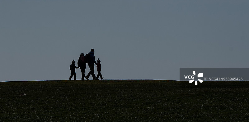 在福克兰群岛手牵手行走的四口之家图片素材