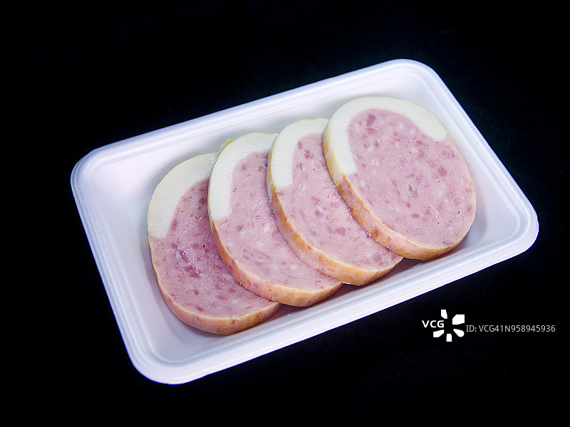 一次性塑料托盘里的香肠牛排图片素材