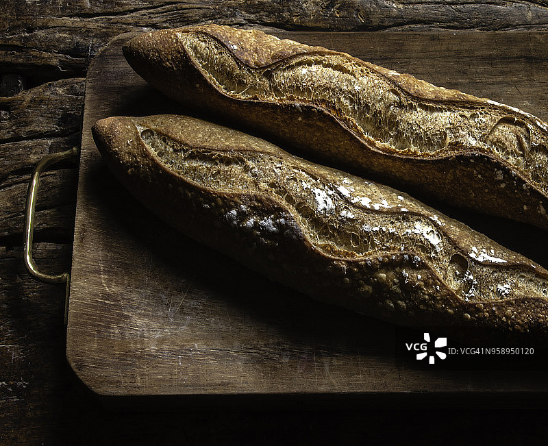 木板上的两条完美法棍面包图片素材