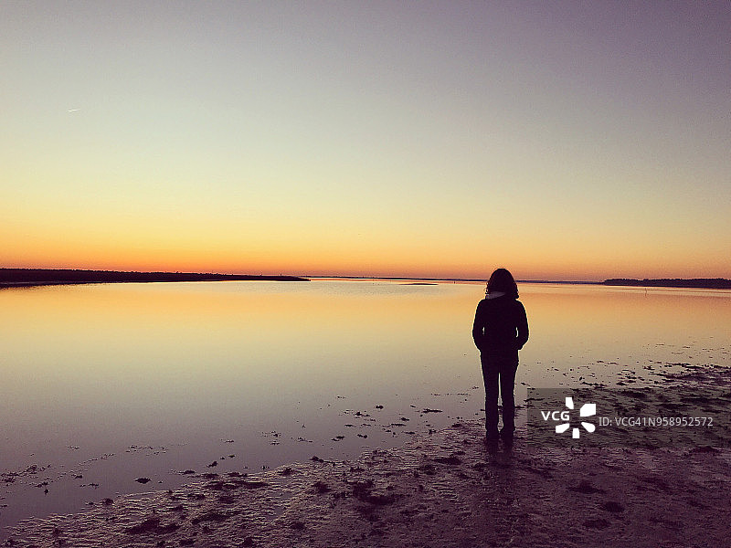 日落时分游览阿萨提格岛。图片素材