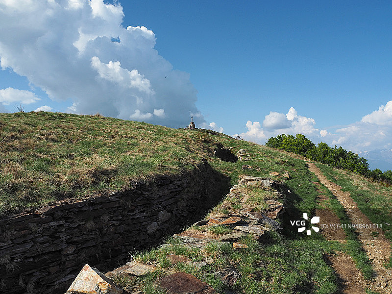 瓦尔格兰德国家公园斯帕拉韦拉山上的军事壕沟图片素材