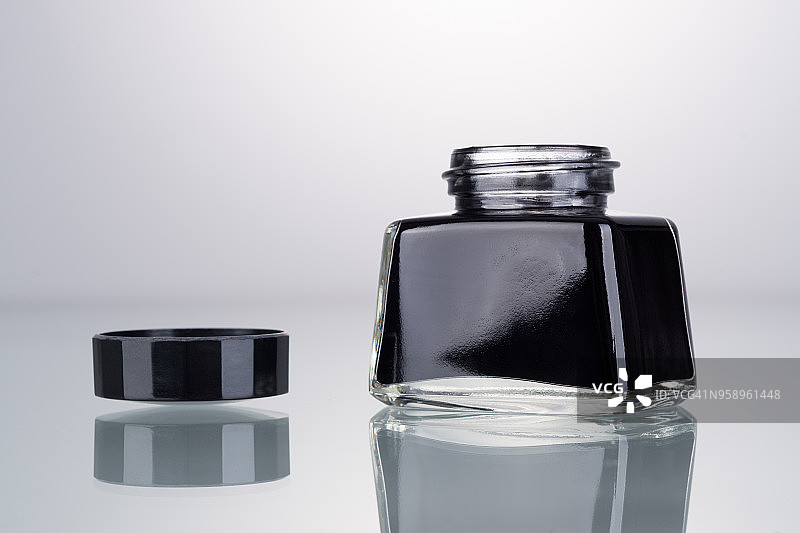 黑色墨水瓶（已开启）图片素材