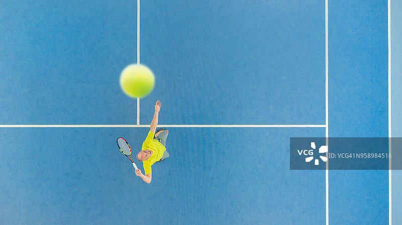 俯视发球的网球运动员图片素材