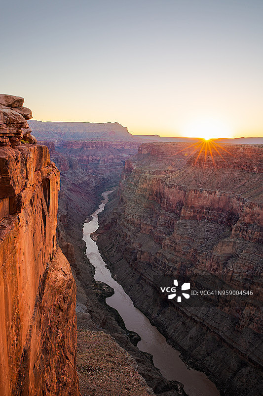科罗拉多河日出时的大峡谷景色图片素材