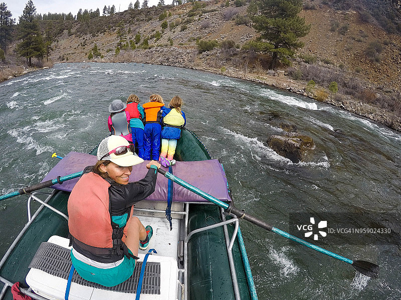 孩子们和母亲在加州特拉基河上激动人心的漂流之旅图片素材
