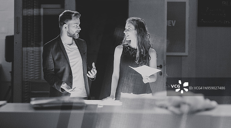 年轻的创意商务情侣站在照明桌旁图片素材