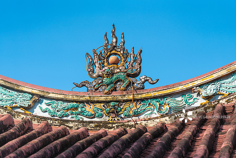 胡志明市堤岸区宝塔寺屋顶上的龙装饰图片素材