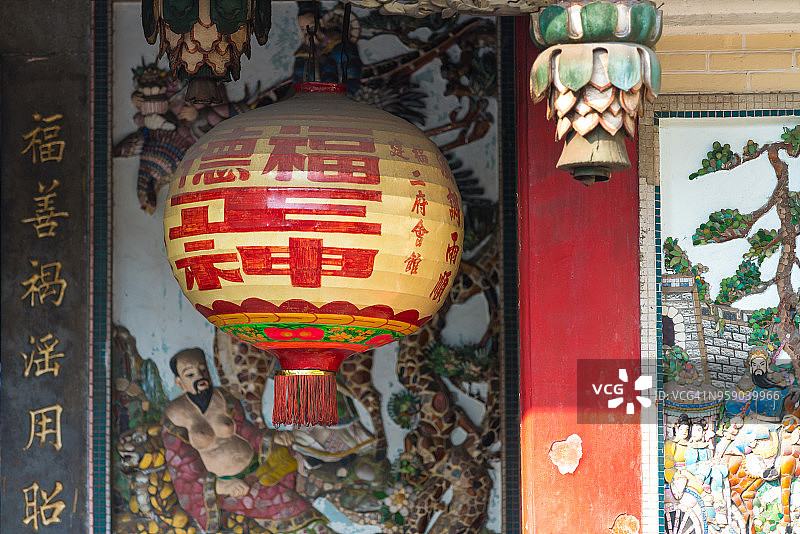 胡志明市大叻宝塔寺庙前的灯笼装饰图片素材