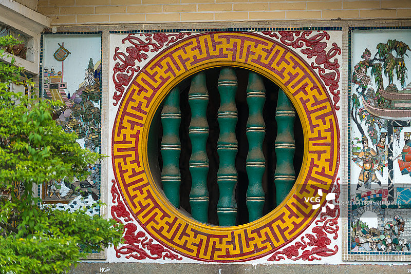 胡志明市堤岸唐人街宝塔寺前的圆形窗户装饰图片素材