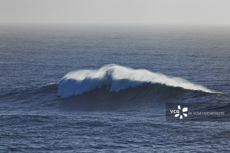 北加州麦弗里克斯的大浪图片素材