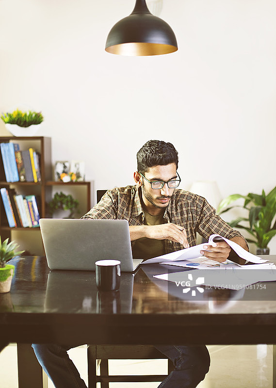 在家办公的男人图片素材