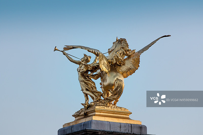 塞纳河亚历山大三世桥上的飞马金色雕像图片素材