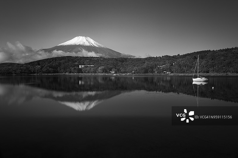 富士山倒映在山中湖中图片素材