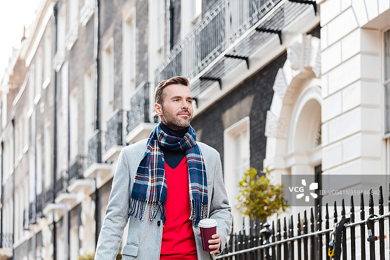 伦敦街头优雅男士户外肖像图片素材