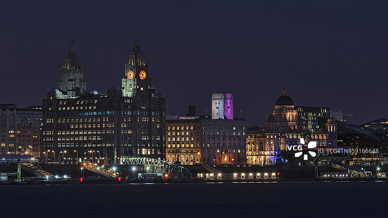 夜晚的利物浦皇家大厦图片素材
