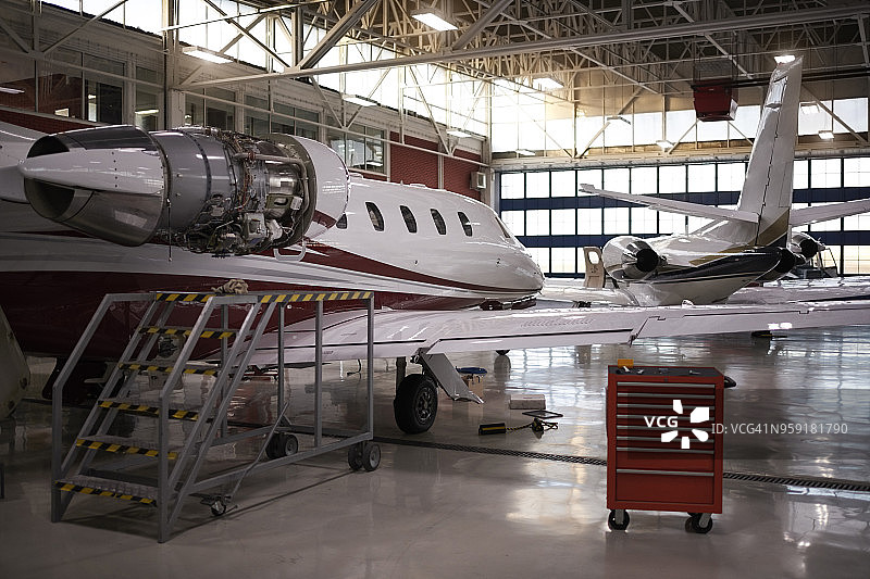飞机库中的飞机图片素材
