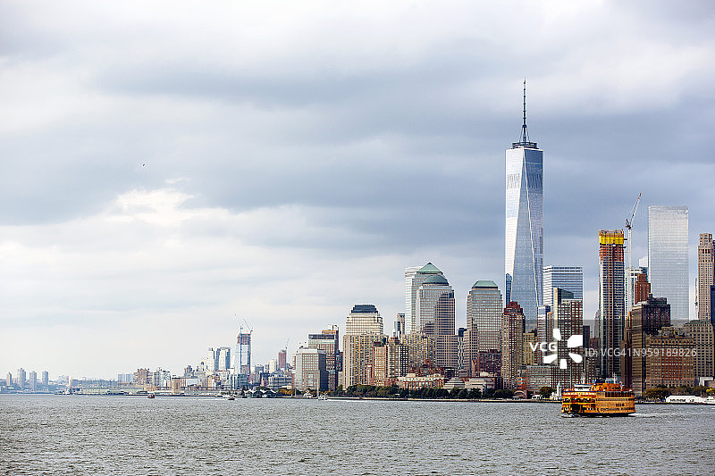 美国纽约曼哈顿金融区天际线，含世界贸易中心和斯塔滕岛渡轮图片素材