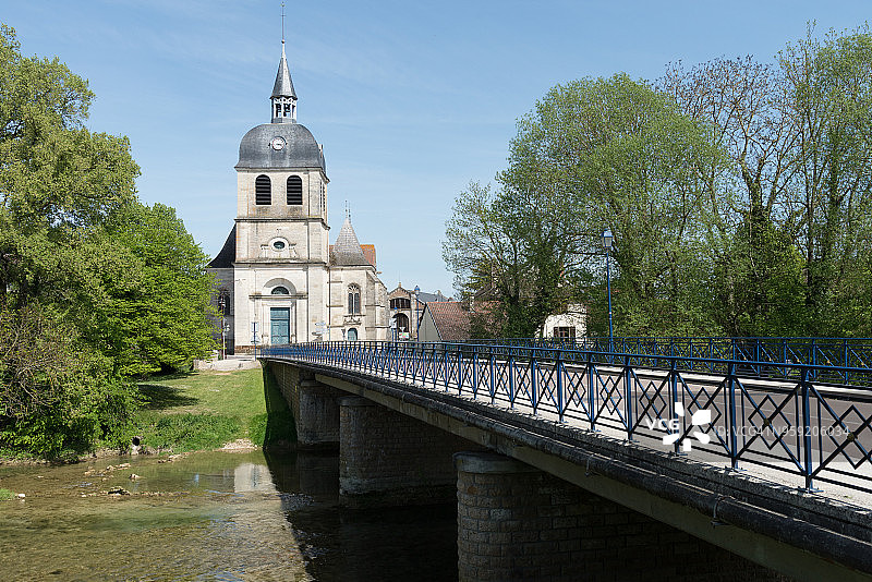 法国奥布省迪安维尔的桥梁和教堂图片素材