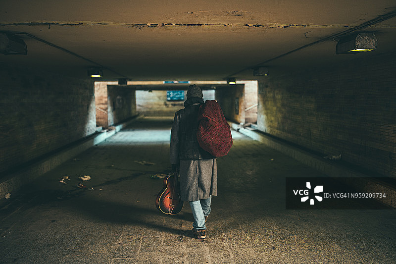 离去的流浪汉图片素材