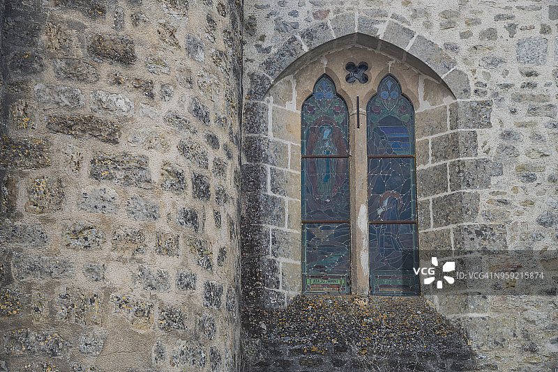 法国旺代省乡村教堂的彩色玻璃窗图片素材