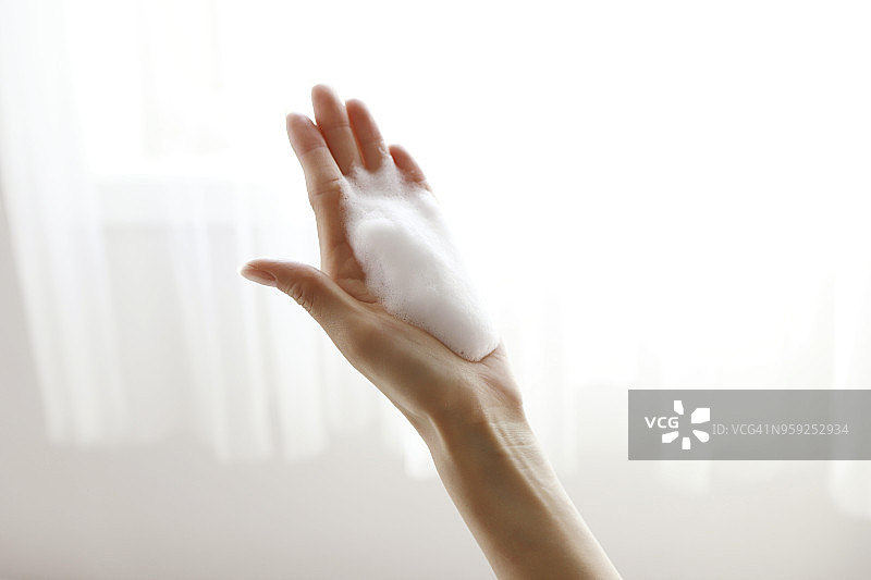 手上的肥皂泡沫图片素材