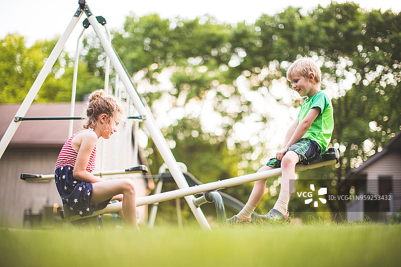 儿童玩跷跷板图片素材
