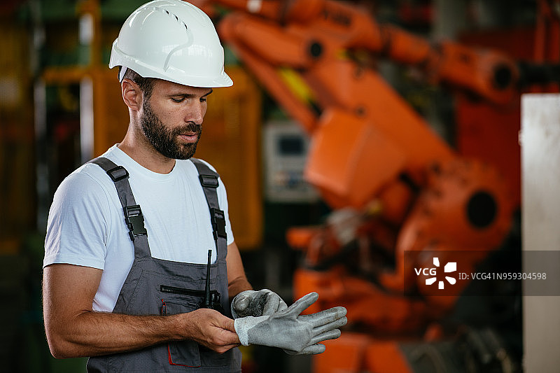 男人在金属工厂工作图片素材