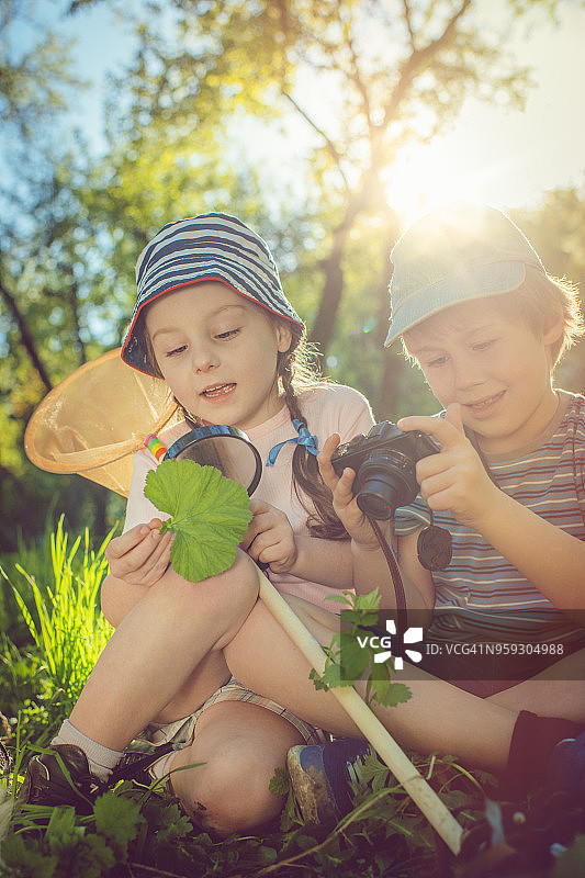 探索自然的小小探险家图片素材