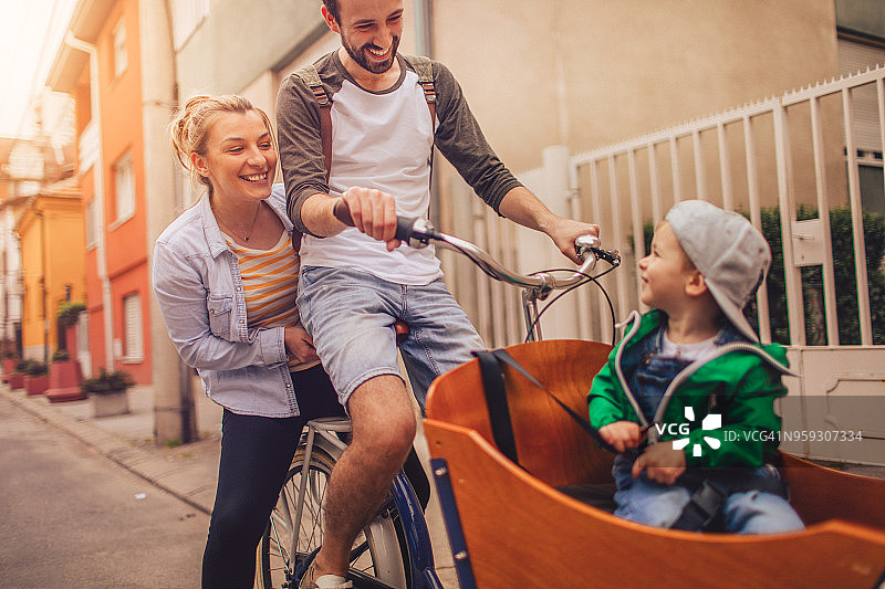 在货运自行车上的城市冒险图片素材