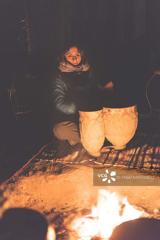 夜晚的鼓声图片素材