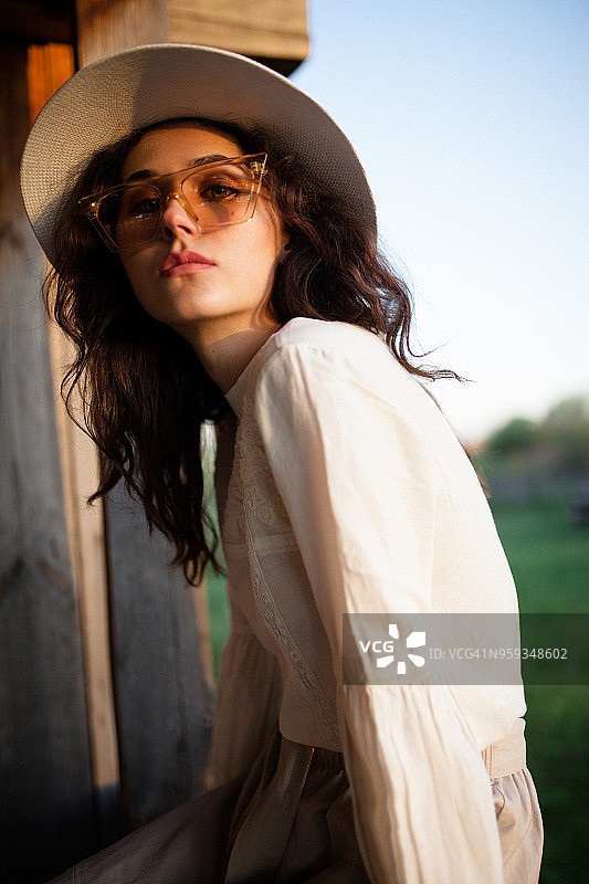 年轻女人在户外摆姿势图片素材